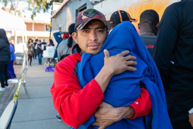 Salinas dijo que le tomó cerca de un mes de caminata y de hacer auto stop para llegar a la ciudad fronteriza de Tijuana. Lleva dos semanas luchando contra un resfriado.