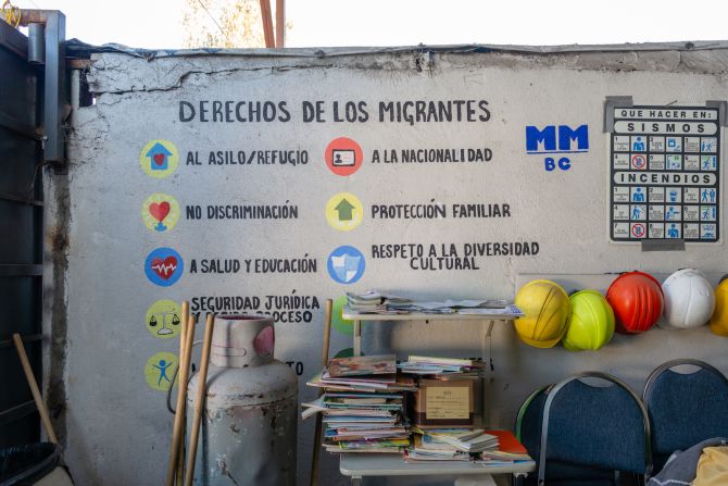 Un mural dentro del refugio Juventud Movimiento 2000 explica los derechos de los migrantes.