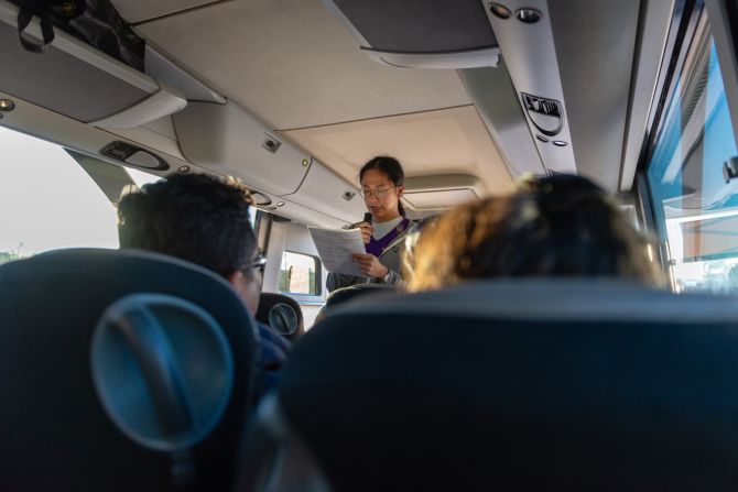 El grupo de proveedores de atención médica voluntario recibe instrucciones antes de llegar a México.