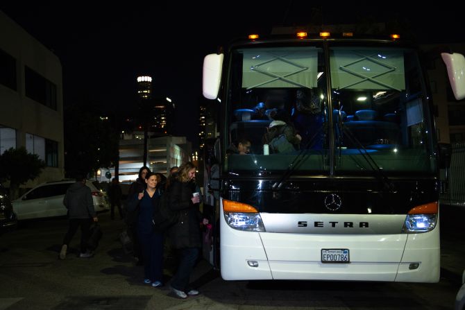 Un grupo de médicos voluntarios, enfermeras y otros profesionales de salud suben al autobús que se dirige a la ciudad fronteriza de Tijuana, México. Planean brindar atención médica gratuita a los migrantes que viven en los refugios.