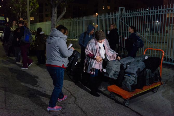 Un grupo de voluntarios de atención médica empaca suministros médicos en mochilas temprano en la mañana antes de dirigirse a Tijuana, México.