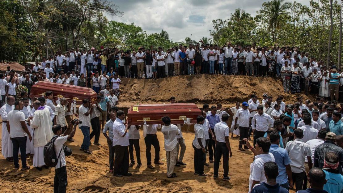 Un funeral masivo en la iglesia St. Sebastian de Negombo, Sri Lanka, donde tuvo lugar uno de los ataques.