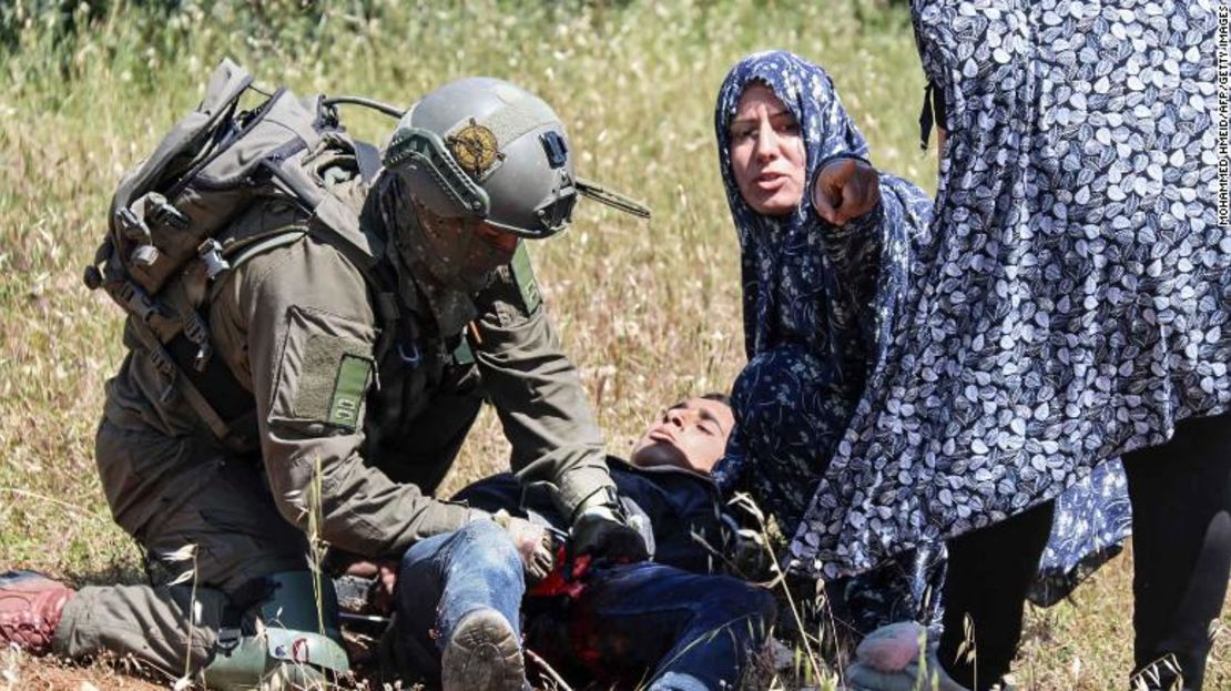 Un soldado israelí le practicó primeros auxilios al joven palestino.