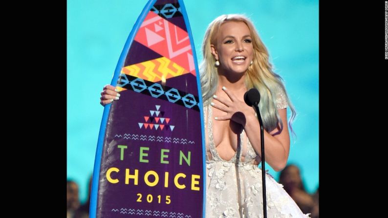 Britney Spears habla en el escenario durante los Teen Choice Awards el domingo 16 de agosto. Haz clic en esta galería para ver otros momentos de su vida y su carrera. →