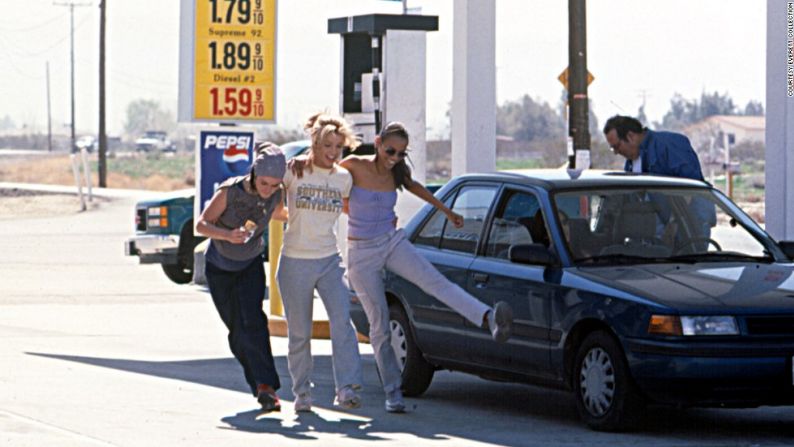 En 2002, Taryn Manning, Spears y Zoe Saldana aparecieron en la película "Crossroads".