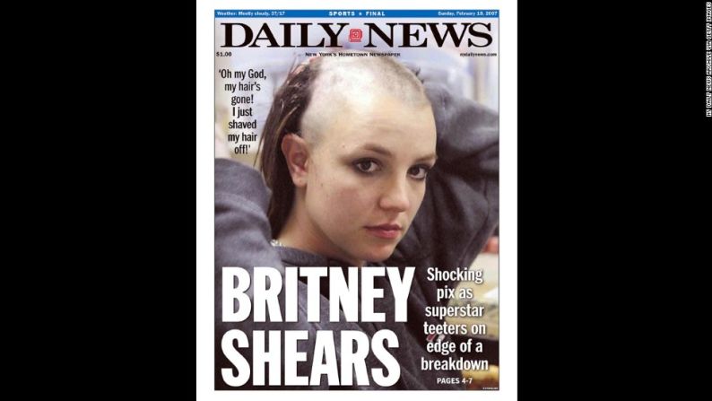 Una portada del New York Daily News, fechada el 18 de febrero de 2007, muestra a Spears después de que se afeitara la cabeza. Los titulares en ese momento se centraban en si la estrella estaba en medio de una crisis.