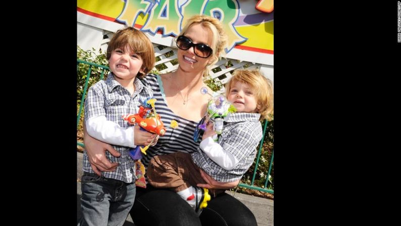 Spears posa con sus hijos, Preston y Jayden, en el Magic Kingdom en Lake Buena Vista, Florida, en 2009.