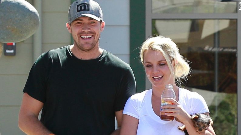 Spears y su novio David Lucado salen a dar un paseo en 2013.
