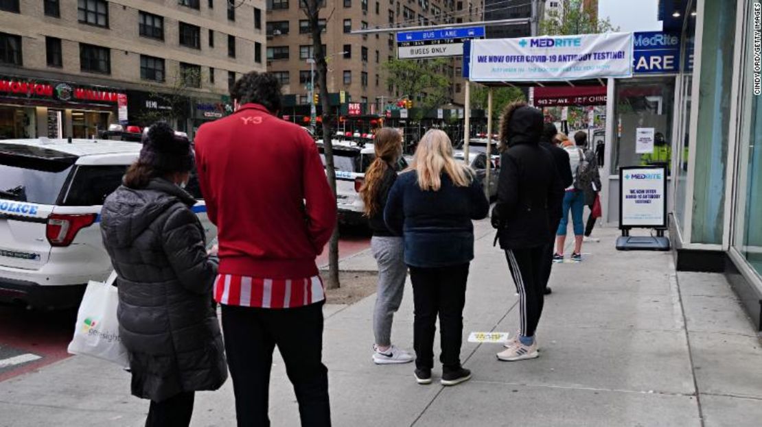 Gente hace fila frente a una clínica en Nueva York para hacerse un test de anticuerpos el 27 de abril.