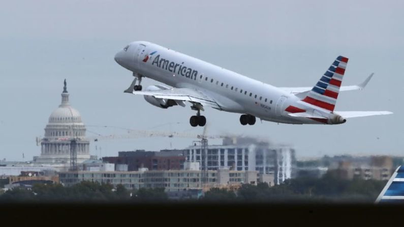 American Airlines — En el número seis está American Airlines. Kelly dice que es un cliente leal de American Airlines. "Definitivamente creo que estos resultados intentan empujarme a pensar fuera de la pequeña burbuja en la que vivo", dice.