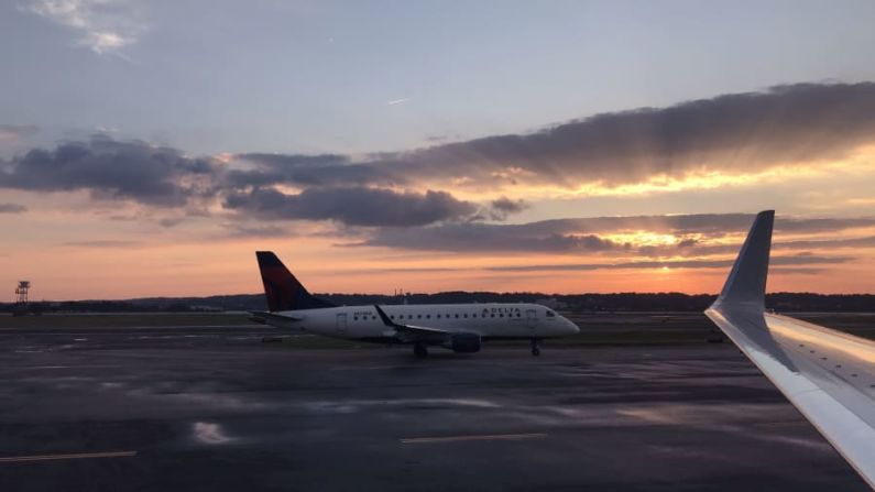 Delta Airlines — Delta saltó cuatro puestos este año en la clasificación de TPG. "Su programa de viajeros frecuentes no es tan sólido como los otros dos (United y American), considerando que es una aerolínea mejor administrada, funciona mejor y sus empleados son generalmente más felices", dice Kelly. (DANIEL SLIM / AFP / AFP / Getty Images).