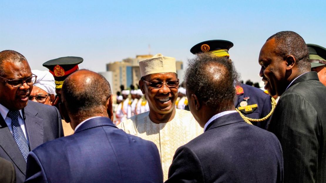 Idriss Deby (al centro), presidente de Chad, en una visita a Sudán en abril de 2019.