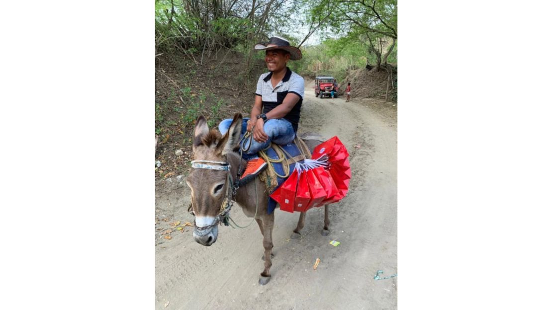 Los regalos del equipo alemán hicieron un largo viaje hasta en burro para llegar a las zonas alejadas de los Montes de María.