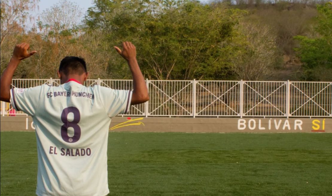 Las camisetas tienen el nombre del equipo impreso en la espalda.