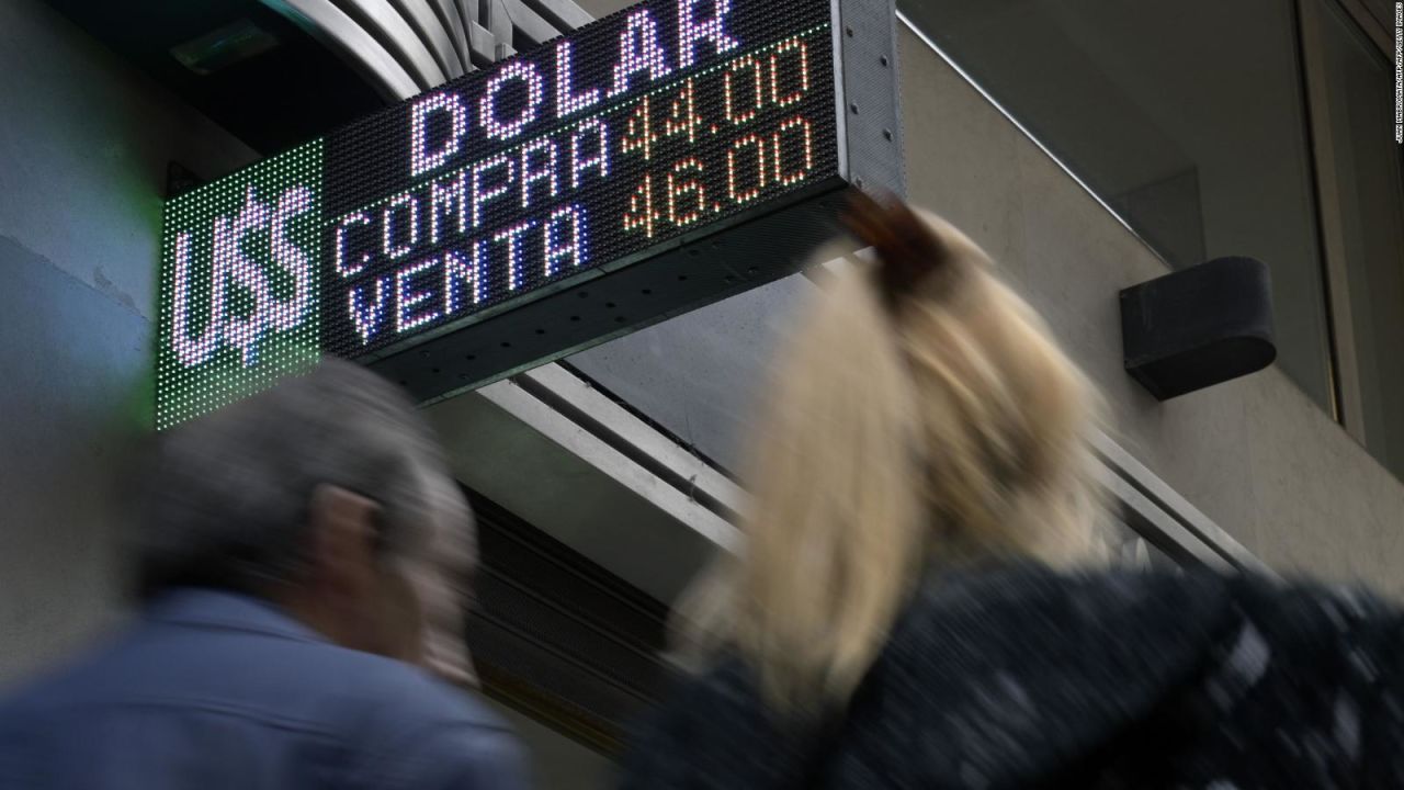 CNNE 642307 - argentina- devaluacion del peso llega a su record historico