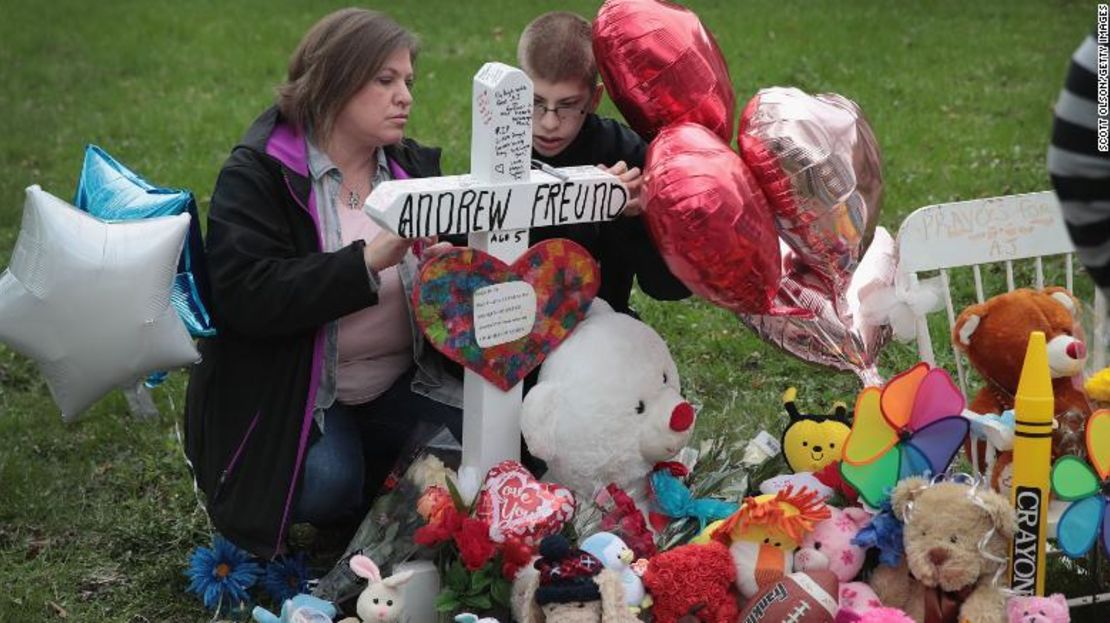 Angela Krambeer y su hijo Dylan visitan una ofrenda afuera de la casa de AJ.