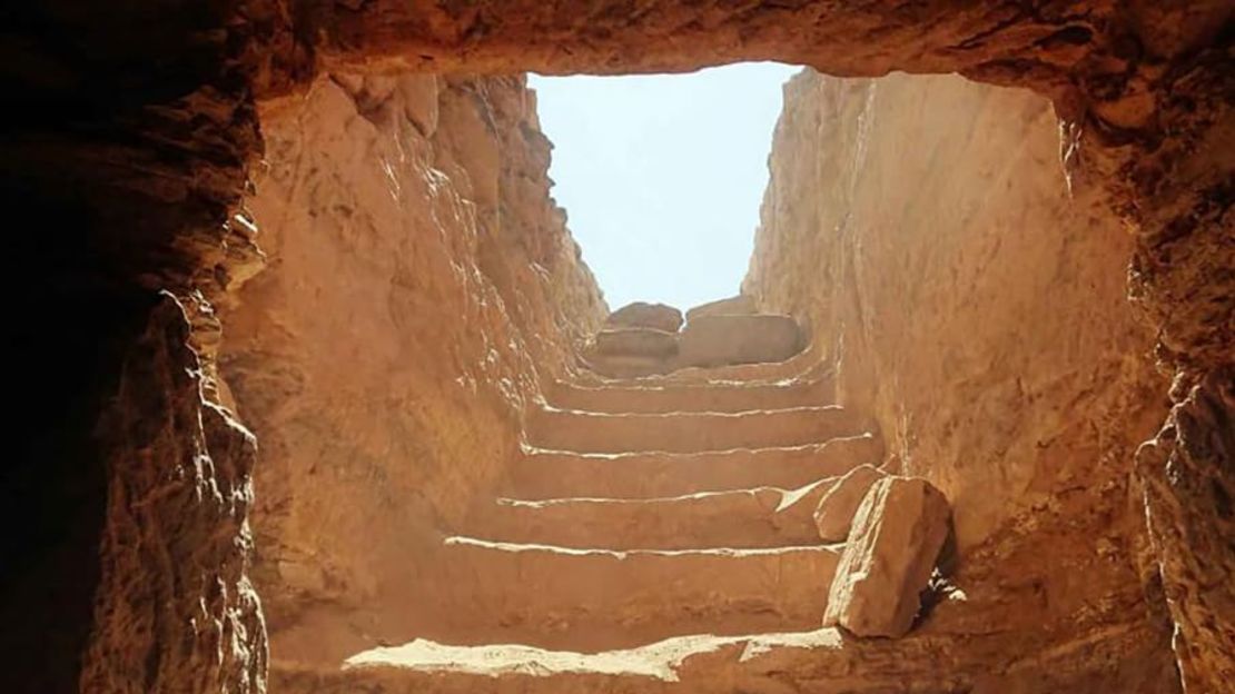 Los escalones bajaban desde la superficie hasta la tumba, que comprendía dos cámaras funerarias y estaba sellada por una pared.