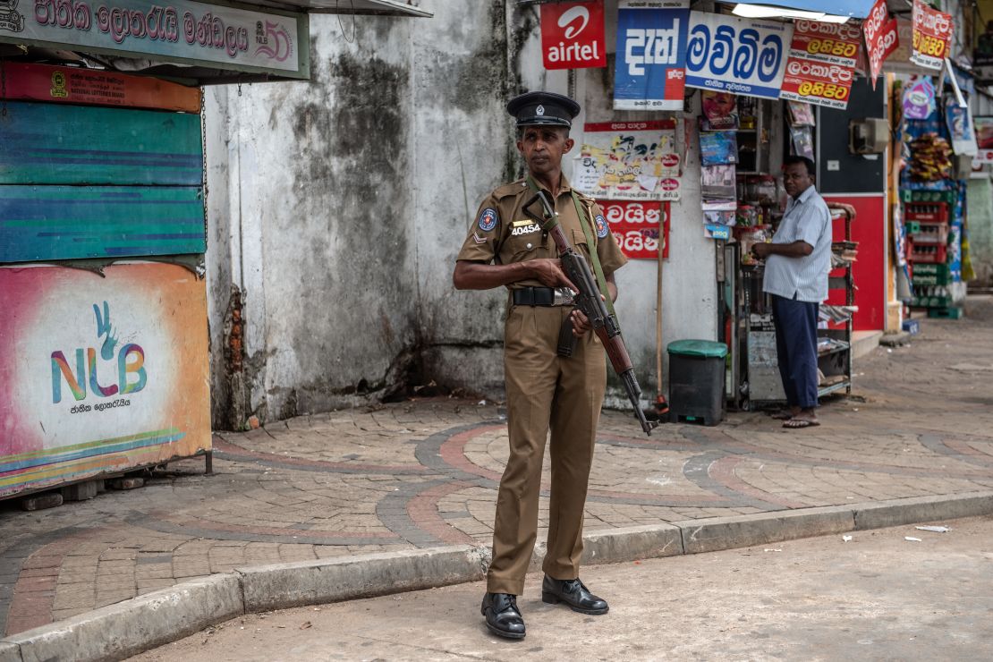 Un policía armado vigila el área cerca de Dawatagaha Jumma Masjid en Colombo, Sri Lanka.