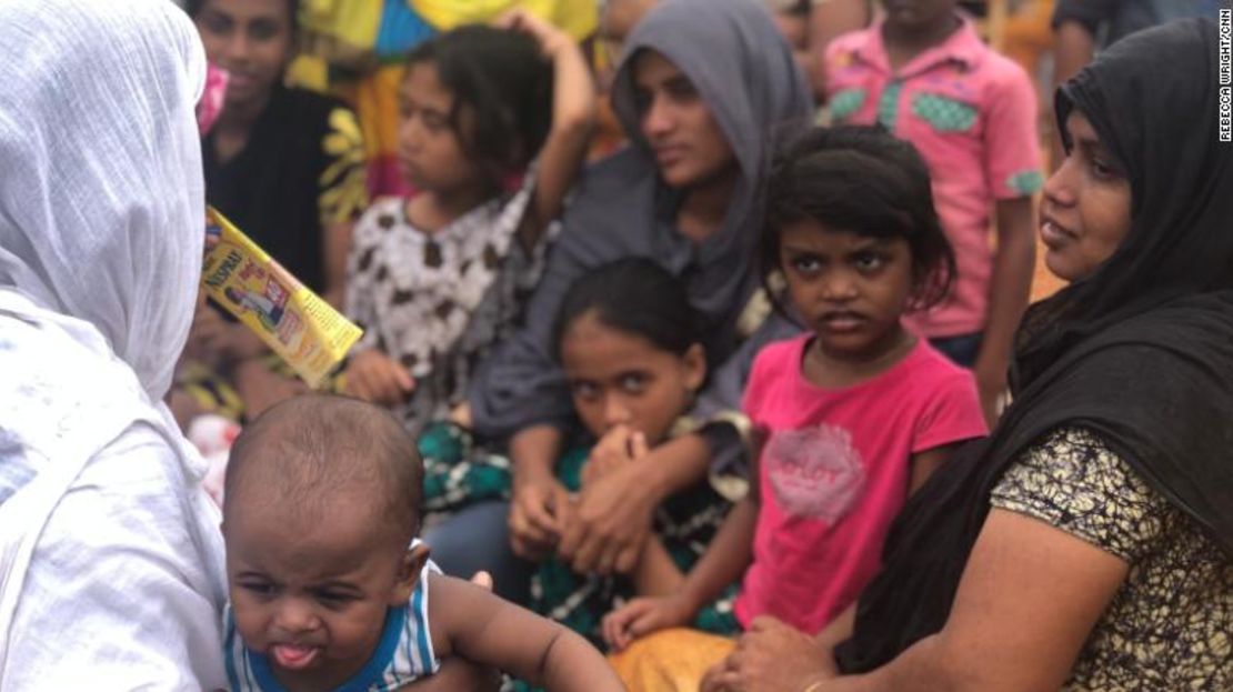 Las mujeres y los niños esperan en una escuela local tras ser evacuados.