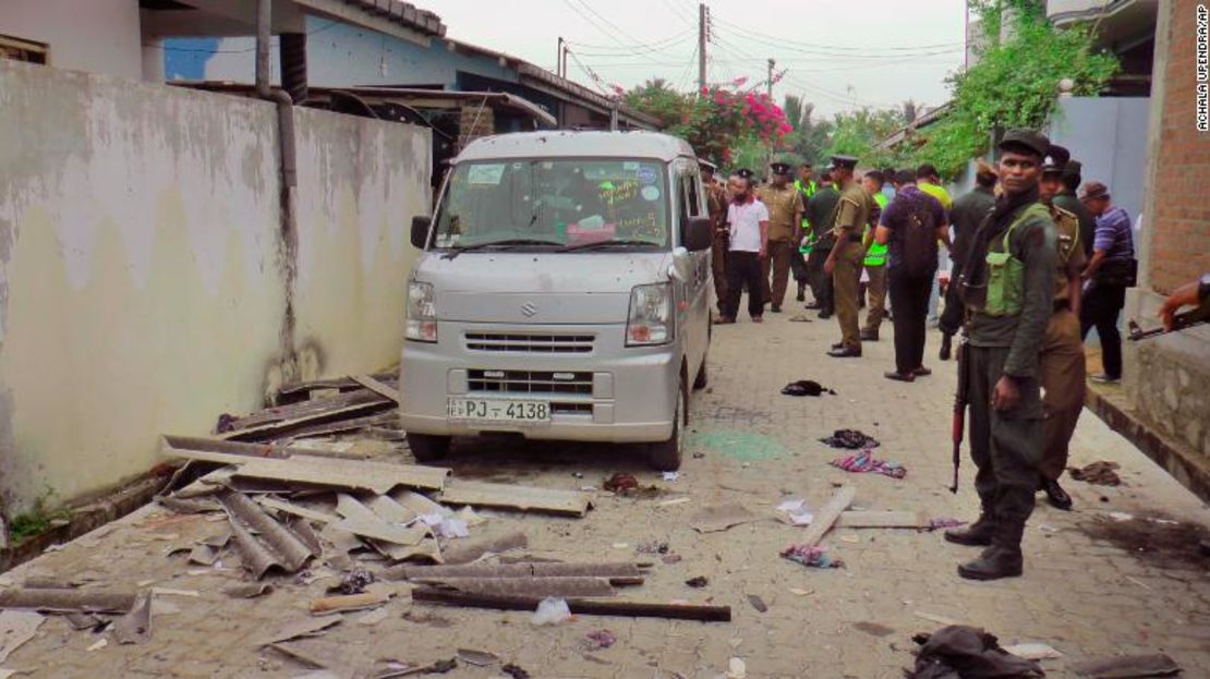 La policía y los soldados de Sri Lanka aseguran el lugar de una explosión y un tiroteo el viernes por la noche.