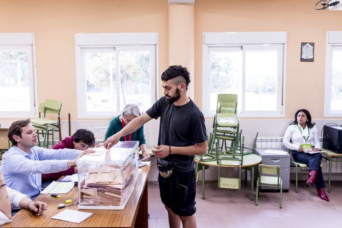 Un hombre emite su voto en un colegio electoral de La Navata.