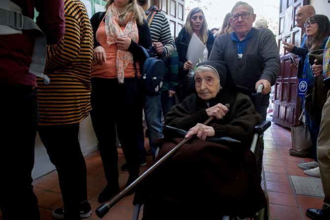 Una monja llega a votar a la Escuela Cardenal Cisneros, convertida en un centro de votación en Alcalá de Henares, cerca de Madrid.