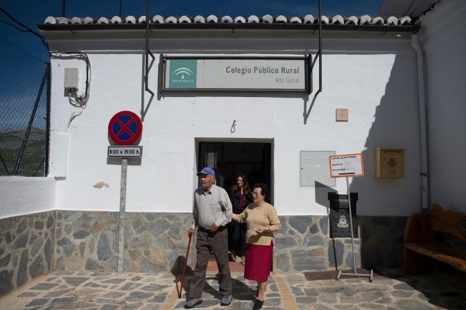 Una pareja abandona un colegio electoral en Parauta, cerca de Málaga.