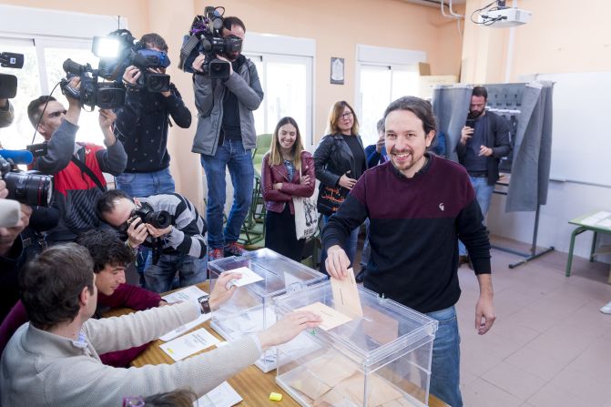 Pablo Iglesias, líder de la agrupación izquierdista Podemos, votó en La Navata.