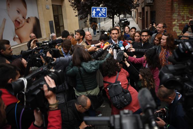 Albert Rivera, líder de Ciudadanos, declara a los medios de comunicación luego de emitir su voto en Barcelona.