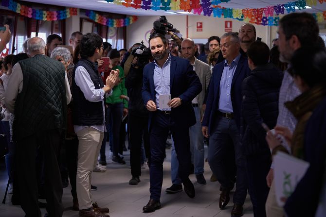 Santiago Abascal, líder del partido de ultraderecha Vox, llega a votar por las elecciones generales en España.