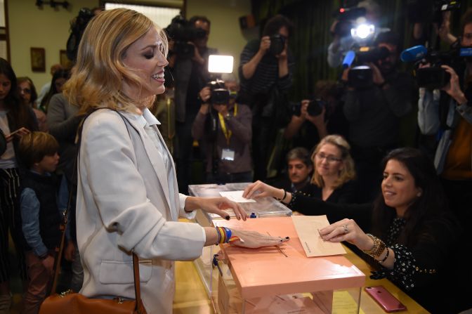 Isabel Torres Orts, esposa de Pablo Casado, líder del Partido Popular votó en Madrid, España.