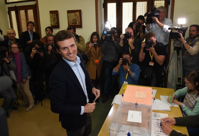 Pablo Casado, líder del Partido Popular vota en un colegio electoral en Madrid, España.