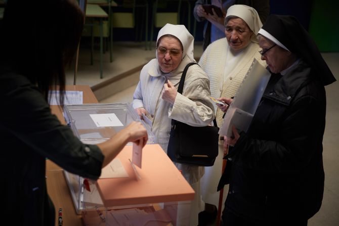 Un grupo de monjas emitió su voto en la escuela de Pinar del Rey en Madrid, España.