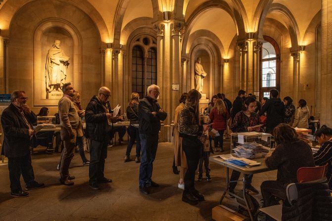 La gente hace cola para emitir su voto en un colegio electoral en Barcelona, España.