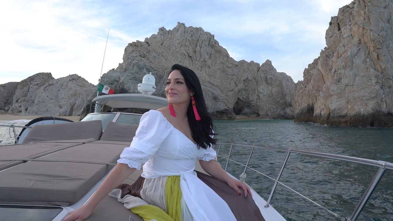 Alejandra Oraa durante la grabación de su programa "Destinos" en Los Cabos, México.