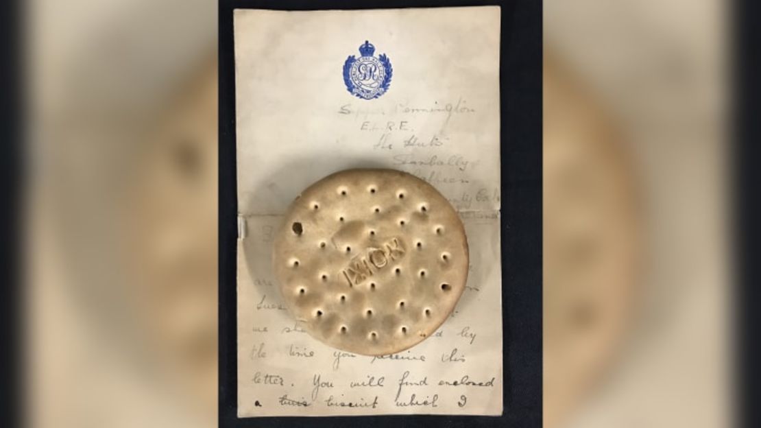 Un soldado recuperó esta galleta de un bote salvavidas del RMS Lusitania, que fue hundido por un submarino alemán en 1915. Crédito: Cortesía Henry Aldridge & Son Ltd.