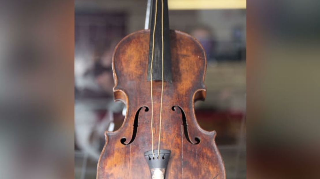 El violín que habrían tocado en el Titanic al momento de hundirse.