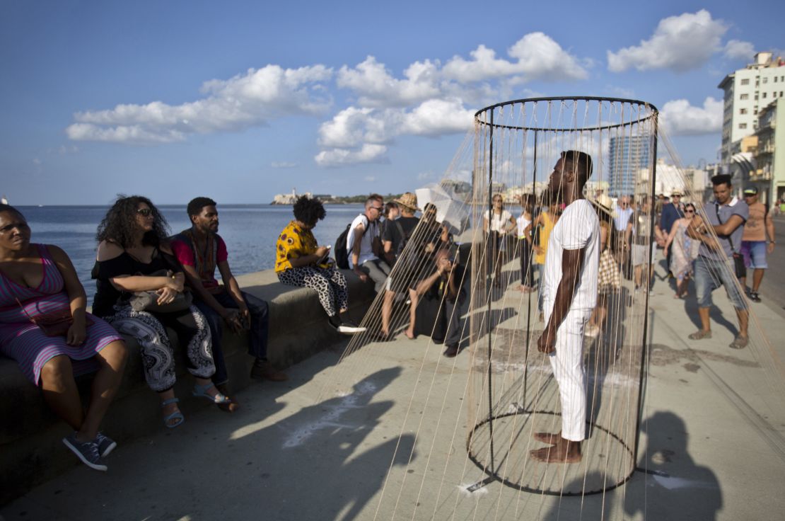 El artista cubano Carlos Martiel realiza una instalación artística parte del proyecto Detrás del Muro en La Habana (Cuba).