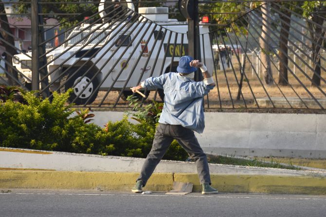 Un manifestante lanza una piedra a un vehículo de la Guardia Nacional el 30 de abril de 2019 en Caracas, Venezuela. Crédito: de Rafael Briceno / Getty Images