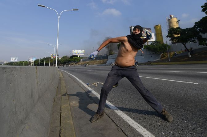 Un hombre se enfrenta a las fuerzas de seguridad en Caracas el 30 de abril de 2019. Crédito: MATIAS DELACROIX / AFP / Getty Images