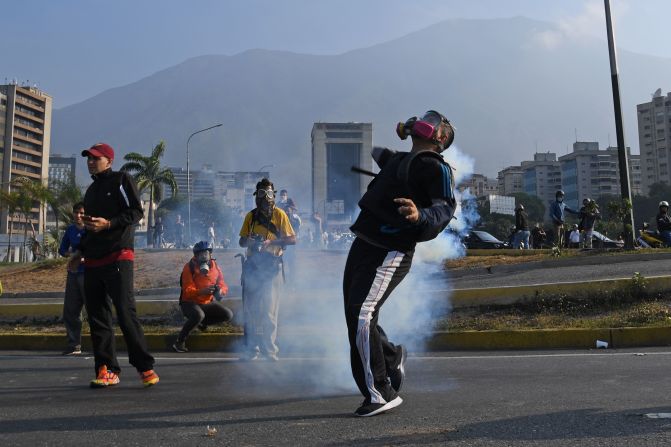 Venezolanos se enfrentaron con las fuerzas de seguridad en Caracas el 30 de abril de 2019. Crédito: YURI CORTEZ / AFP / Getty Images