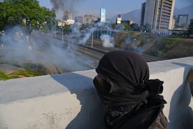 Un hombre se cubre durante los enfrentamientos con las fuerzas de seguridad en Caracas el 30 de abril de 2019. Crédito: YURI CORTEZ / AFP / Getty Images