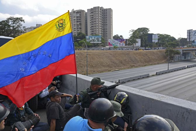 Soldados leales al líder opositor venezolano y autoproclamado presidente en funciones, Juan Guaidó, se posicionan frente a la base de La Carlota en Caracas el 29 de abril de 2019. Crédito: YURI CORTEZ / AFP / Getty Images