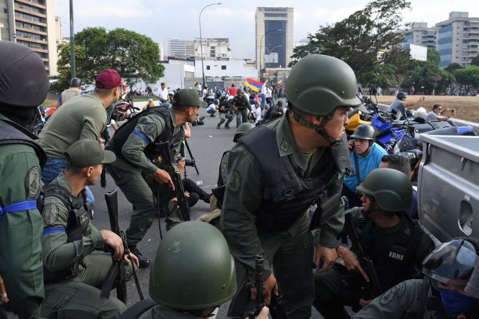 Los miembros de la Guardia Nacional Bolivariana que apoyan al líder opositor venezolano y autoproclamado presidente Juan Guaidó toman posiciones frente a la base de La Carlota en Caracas el 30 de abril de 2019. Crédito: YURI CORTEZ / AFP / Getty Images