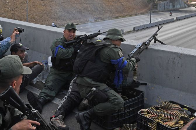 Soldados que apoyan a Juan Guaidó se posicionan frente a la base de La Carlota en Caracas el 30 de abril de 2019. Crédito: YURI CORTEZ / AFP / Getty Images