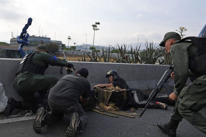 Soldados que apoyan a Juan Guaidó se posicionan frente a la base de La Carlota en Caracas el 30 de abril de 2019. Crédito: YURI CORTEZ / AFP / Getty Images