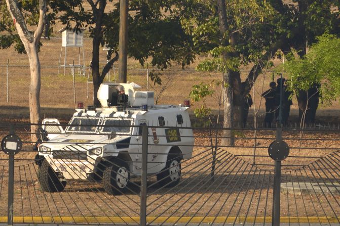 Un soldado apunta una ametralladora en un vehículo de la Guardia Nacional Bolivariana y otro grupo hace guardia cerca de la base aérea La Carlota el 30 de abril de 2019 en Caracas, Venezuela. Crédito: Rafael Briceño / Getty Images