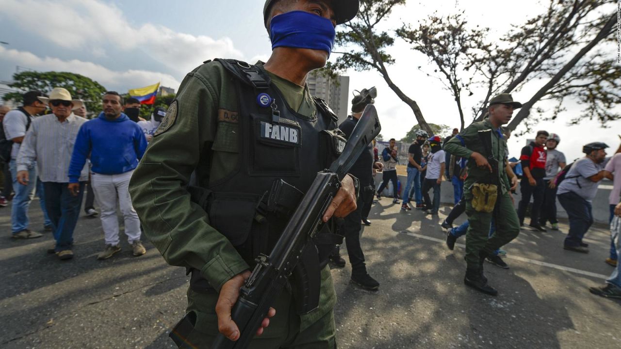 CNNE 643935 - video muestra a guardias nacionales respaldando a guaido