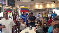 CNNE 643951 - venezolanos cantan el himno nacional en florida