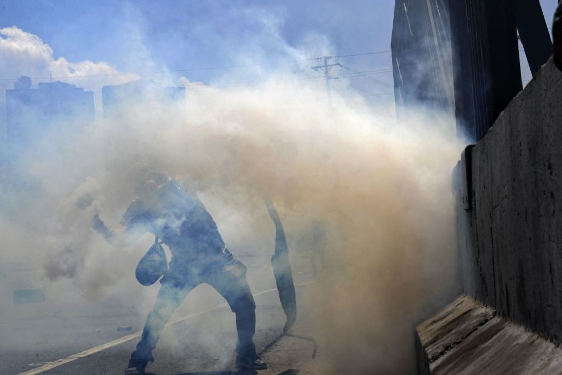 Manifestantes pro oposición se enfrentaron a soldados leales al presidente Nicolás Maduro después de que algunos miembros de las Fuerzas Armadas se unieran al presidente proclamado Juan Guaidó.